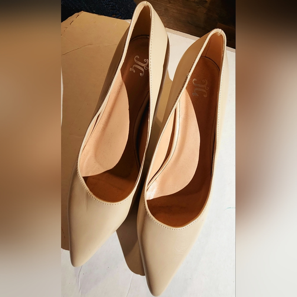 Size 10 Nude pointy toe heel pump business casual, shabby chic